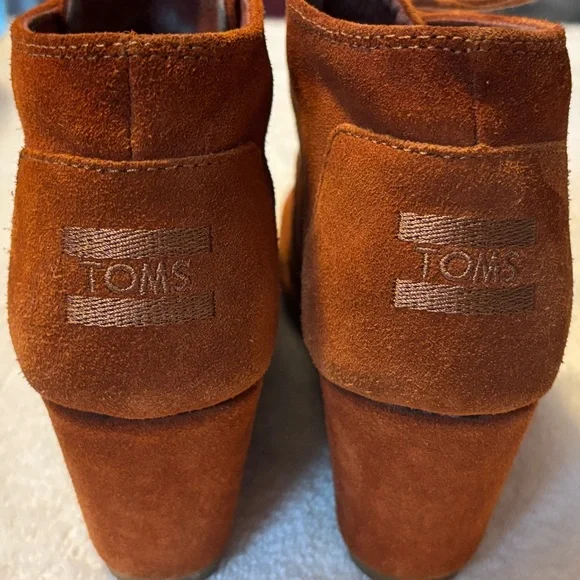 Brand New Wedges By TOMS - Size 6.5 - Wedge Height 2.5 Inches - box 15 - Picture 4 of 6